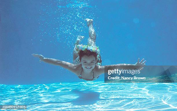 girl (4-6) swimming underwater in pool - niño bañandose fotografías e imágenes de stock