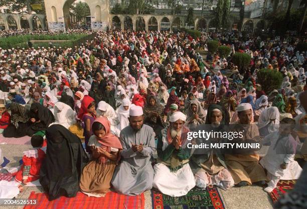 Hundreds of Bangladeshi Muslims join the last Friday prayer of the holy month of Ramadan, 07 January 2000, at Dhaka's Baitul Mokarram National Mosque...