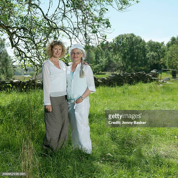 mature women in field, portrait - 50 60 jahre brille stock-fotos und bilder