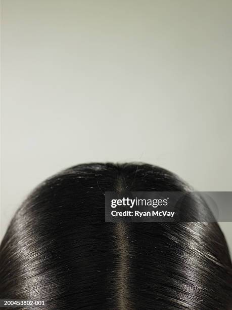 young woman, close-up of top of head - hair parting stockfoto's en -beelden
