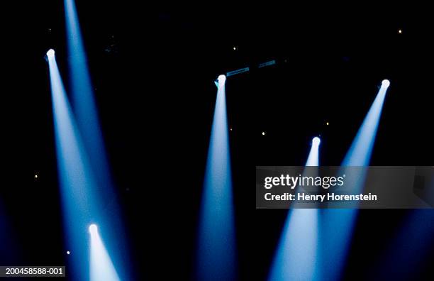 multiple spotlights in dark room, low angle view - spotlit - fotografias e filmes do acervo