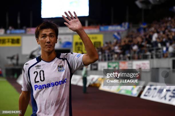 Shun Nagasawa of Gamba Osaka applauds fans after the team's 3-1 victory in the J.League J1 match between Sagan Tosu and Gamba Osaka at Best Amenity...