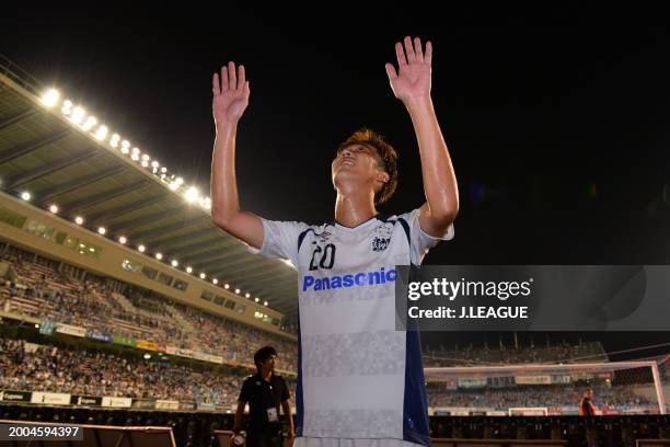 Shun Nagasawa of Gamba Osaka applauds fans after the team's 3-1 victory in the J.League J1 match between Sagan Tosu and Gamba Osaka at Best Amenity...
