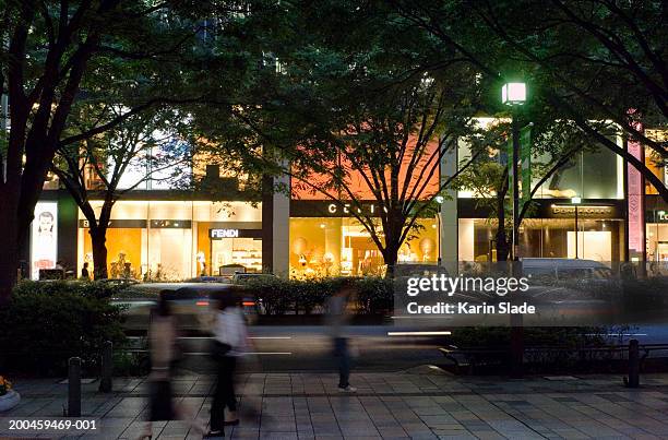 japan, tokyo, omotesando, street scene at dusk (blurred motion) - omotesando tokio stock-fotos und bilder