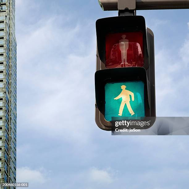 japan, honshu, tokyo, pedestrian traffic light, green man lit - sinal de peão imagens e fotografias de stock