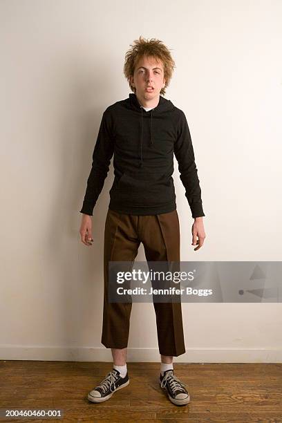 young man wearing pants too short - passt nicht stock-fotos und bilder