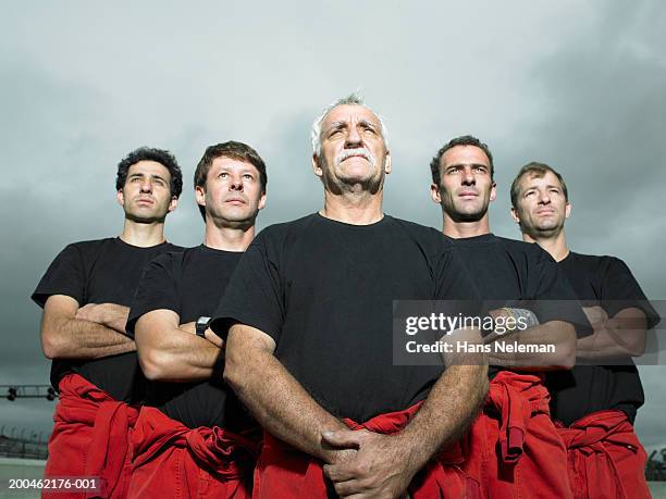 racing team mechanics looking upwards - 五個人 個照片及圖片檔