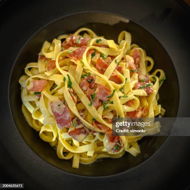fideos de verduras adornados en tazones - tagliatelle fotografías e imágenes de stock