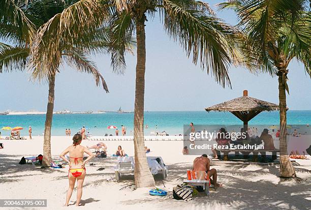 united arab emirates, dubai, people on beach - the palm dubai stock-fotos und bilder