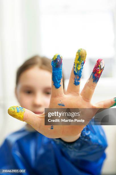 girl (6-8) with paint on fingers, close up, portrait - 4 girls finger painting foto e immagini stock