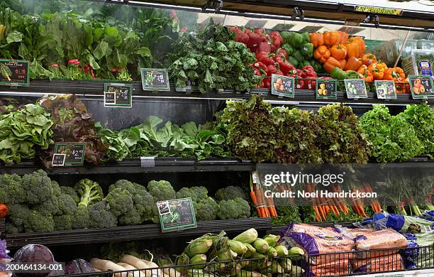 produce aisle in supermarket, close-up - produce aisle photos et images de collection