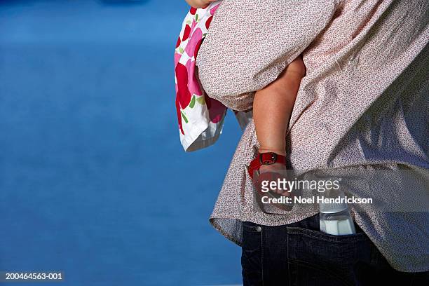 father holding baby daughter(6-9 months), mid section - bolso traseiro imagens e fotografias de stock