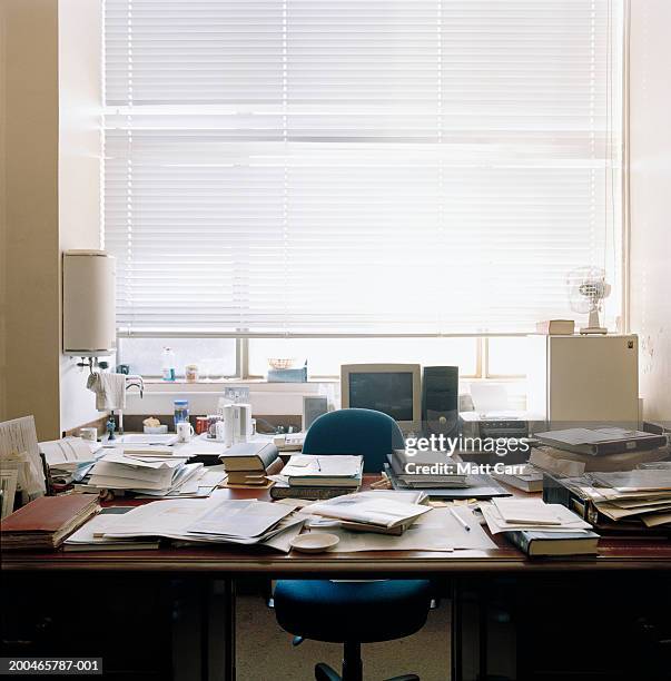 cluttered desk in office - messy fotografías e imágenes de stock