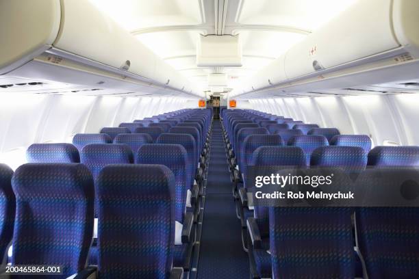 rows of empty seats on airplane - cabina interior del vehículo fotografías e imágenes de stock