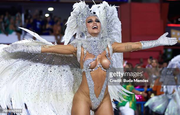Rafa Kalimann performs during the Imperatriz Leopoldinense parade in 2024 Carnival parades at Sapucai Sambodrome on February 11, 2024 in Rio de...