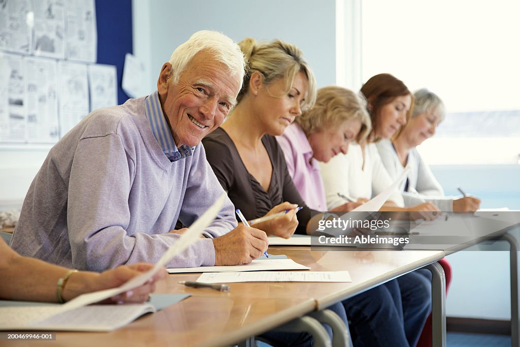 Alter Mann im Klassenzimmer, Lächeln, Porträt