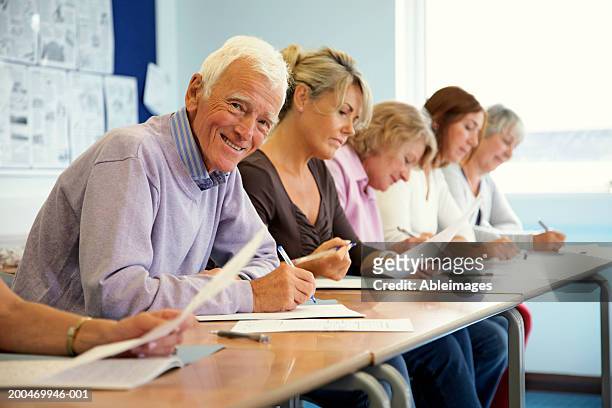 alter mann im klassenzimmer, lächeln, porträt - senior adult stock-fotos und bilder