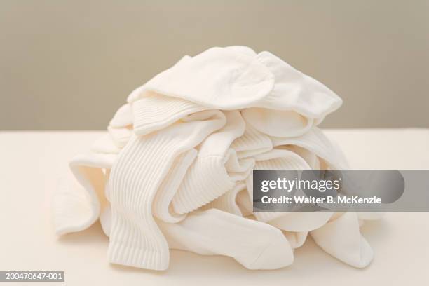 pile of white tube socks - white socks stock-fotos und bilder