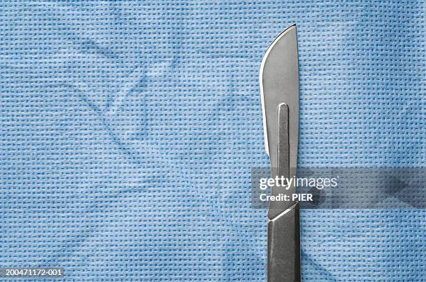 scalpel on surgical cloth, close-up - scalpel stock pictures, royalty-free photos & images