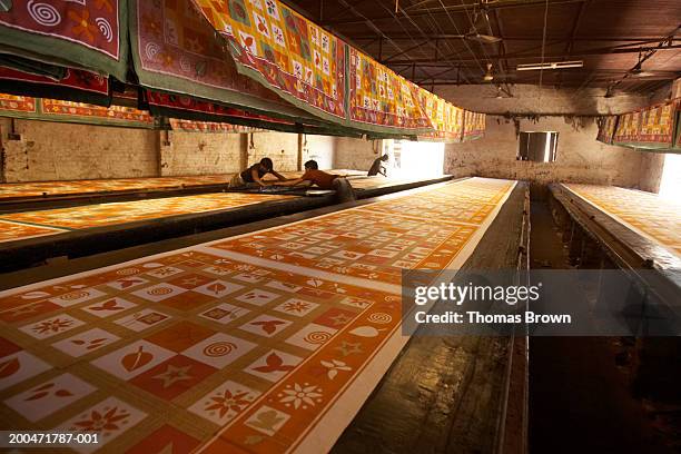 india, jaipur, sanganer, workers making silk screen printed textiles - textilfabrik stock-fotos und bilder