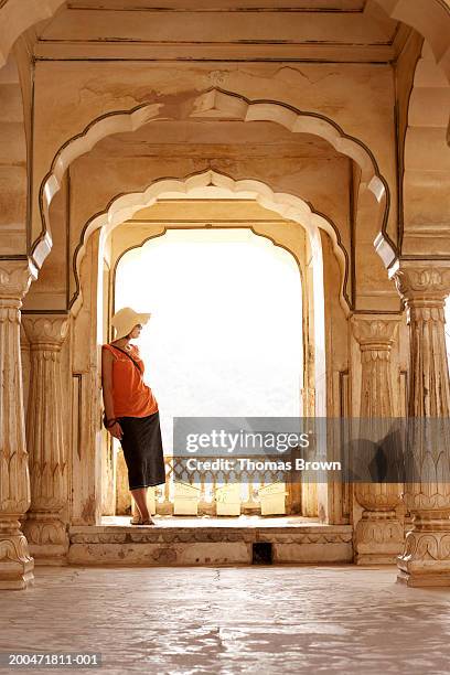 indien, rajasthan, das fort von amber, frau stehend auf palace balkon - amber fort stock-fotos und bilder