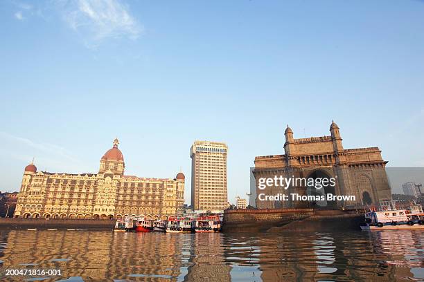 india, mumbai, gateway of india, view across harbour - puerta de la india fotografías e imágenes de stock