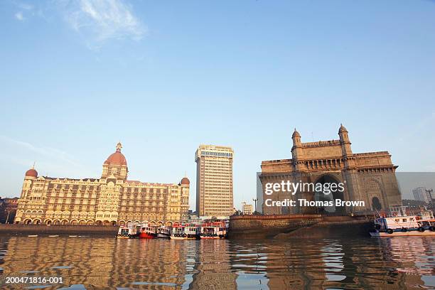 india, mumbai, gateway of india, view across harbour - porta da índia imagens e fotografias de stock