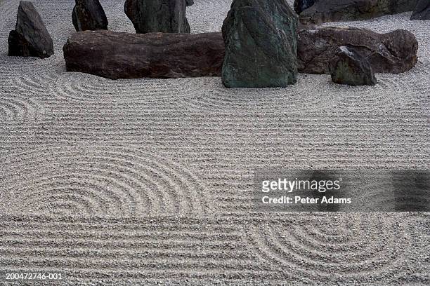 zen rock garden - karesansui photos et images de collection