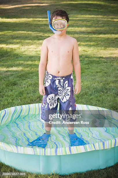 boy (6-8) wearing scuba mask, standing in wading pool, portrait - mini shorts - fotografias e filmes do acervo