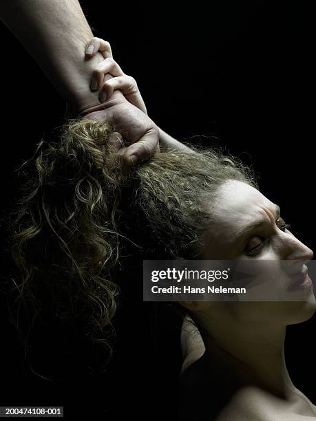 man pulling young woman by hair, close-up - man pulling young woman by hair violence imagens e fotografias de stock