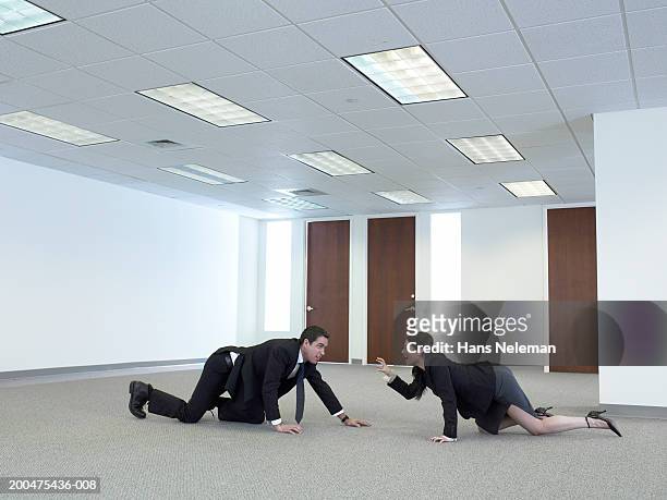 businesspeople crawling towards each other, side view - 這う ストックフォトと画像