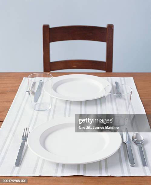 table setting for two - mesa para dos fotografías e imágenes de stock
