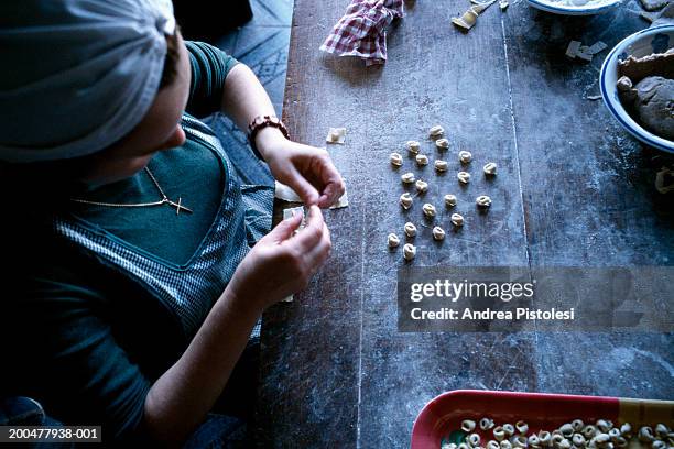 woman making tortellini pasta - tortellini foto e immagini stock