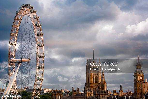 england, london, the london eye and big ben, dusk - london eye stockfoto's en -beelden
