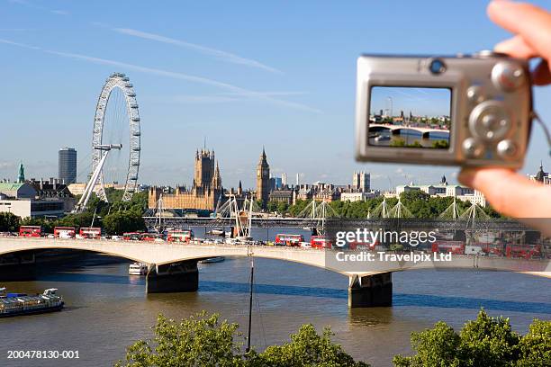 england, london, tourist taking digital picture of river thames - appareil photo numérique photos et images de collection