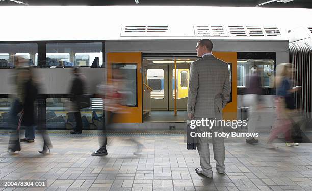 empresario los trabajadores pasando por la plataforma (borroso - public transportation fotografías e imágenes de stock