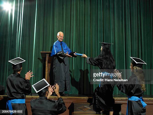 dean handing out diploma, graduates applauding - student on stage stock-fotos und bilder