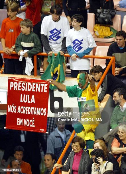 Tennis fan is seen with a poster praising president elect Luis Inacio Lula de Silva in Sao Paulo, Brazil 05 November 2002. Un simpatizante del...