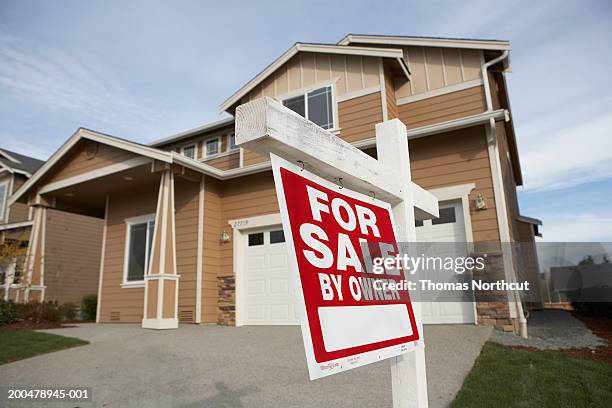 'for sale' sign in front of house (focus on sign) - real estate sign 個照片及圖片檔