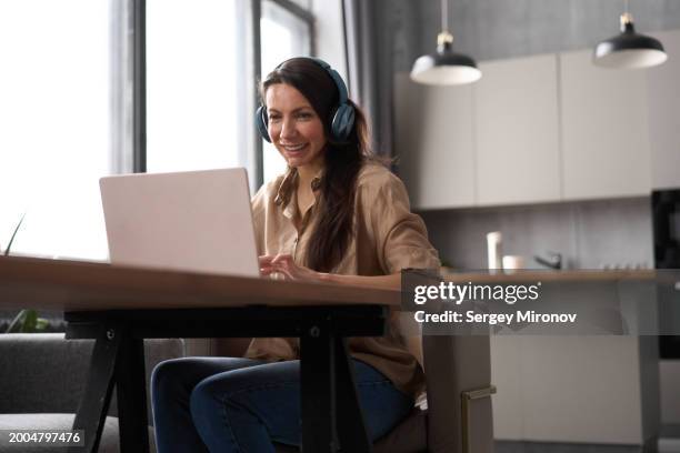 content creator at her home studio - editing equipment stock pictures, royalty-free photos & images