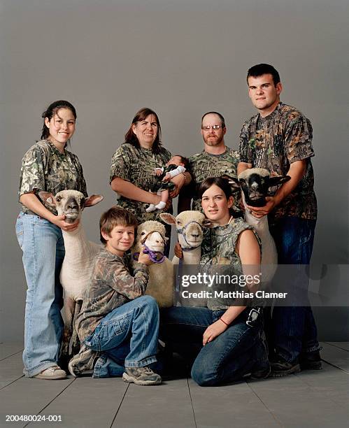 parents and children (1-3 months to 19) with sheep, portrait - 6 11 months 個照片及圖片檔