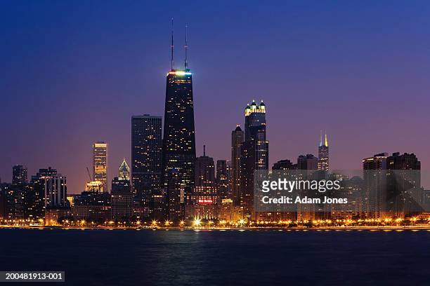 usa, illinois, chicago, skyline and lake michigan at dusk - chicago stockfoto's en -beelden