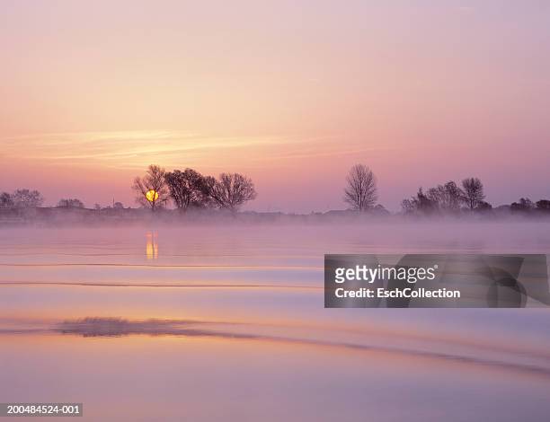 holland, s-hertogenbosch, ripples on  river maas at sunrise - スヘルトーヘンボス ストックフォトと画像