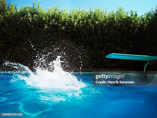 big splash in swimming pool - spritzendes wasser stock-fotos und bilder