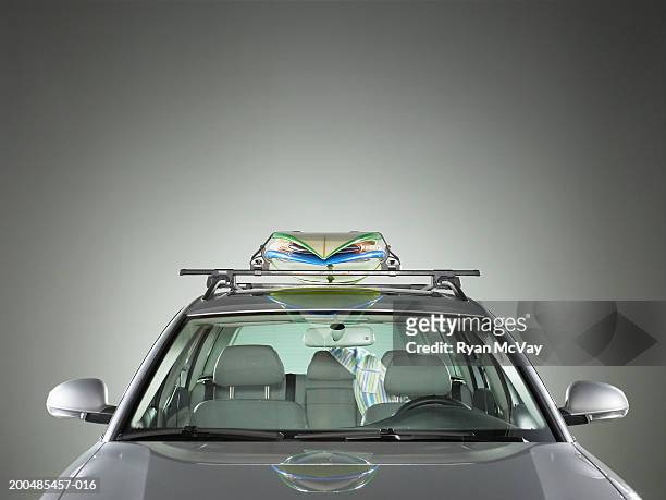 surfboards strapped to roof of car - punto di vista frontale foto e immagini stock