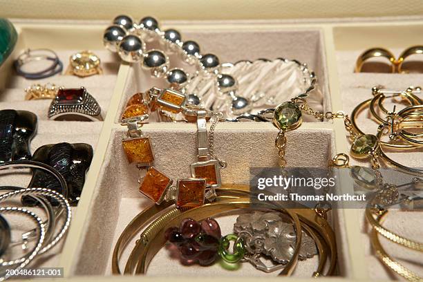 jewelry in jewelry box, close-up - caixa de joias - fotografias e filmes do acervo
