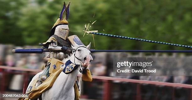 man participating in jousting tournament, lance impacting on shield - middeleeuws stockfoto's en -beelden