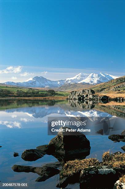 view to mt snowdon, llynnau mymbyr, snowdonia, wales - snowdonia stock-fotos und bilder