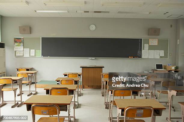 empty classroom - blackboard classroom stock-fotos und bilder
