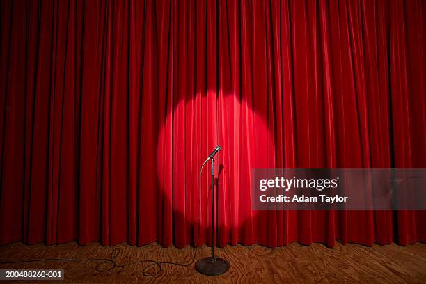 spotlight on microphone stand on stage - auditorio fotografías e imágenes de stock